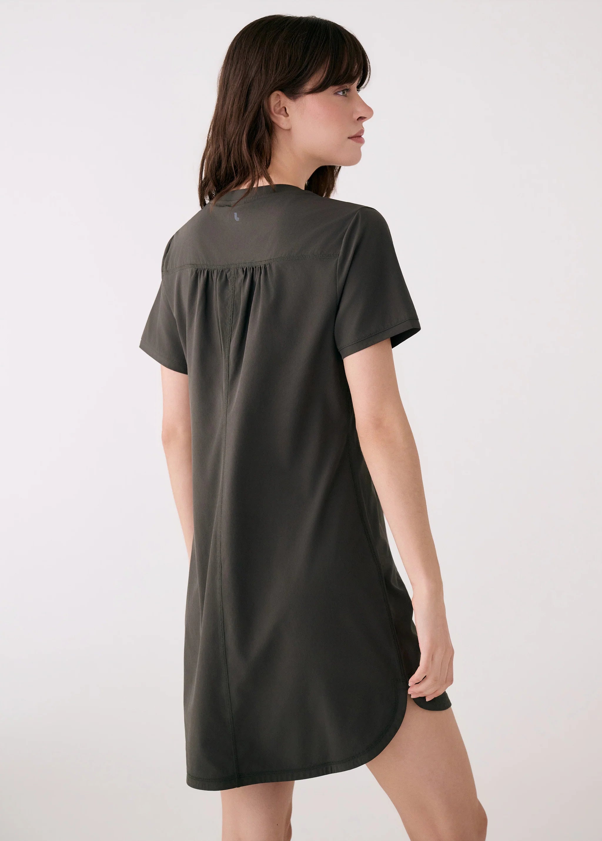 LOLË ROBE OLIVIE V-NECK - FEMME