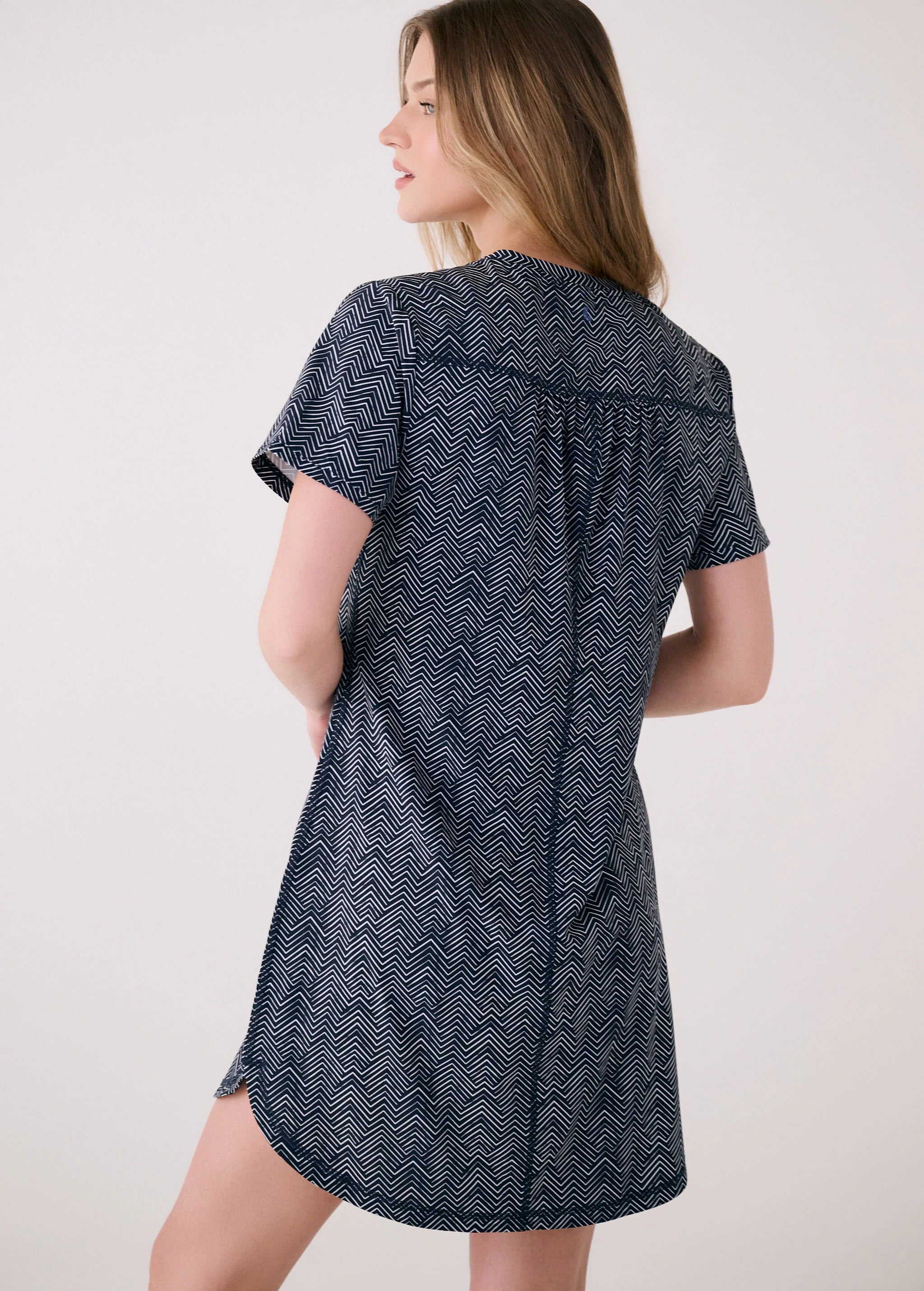 LOLË ROBE OLIVIE V-NECK - FEMME
