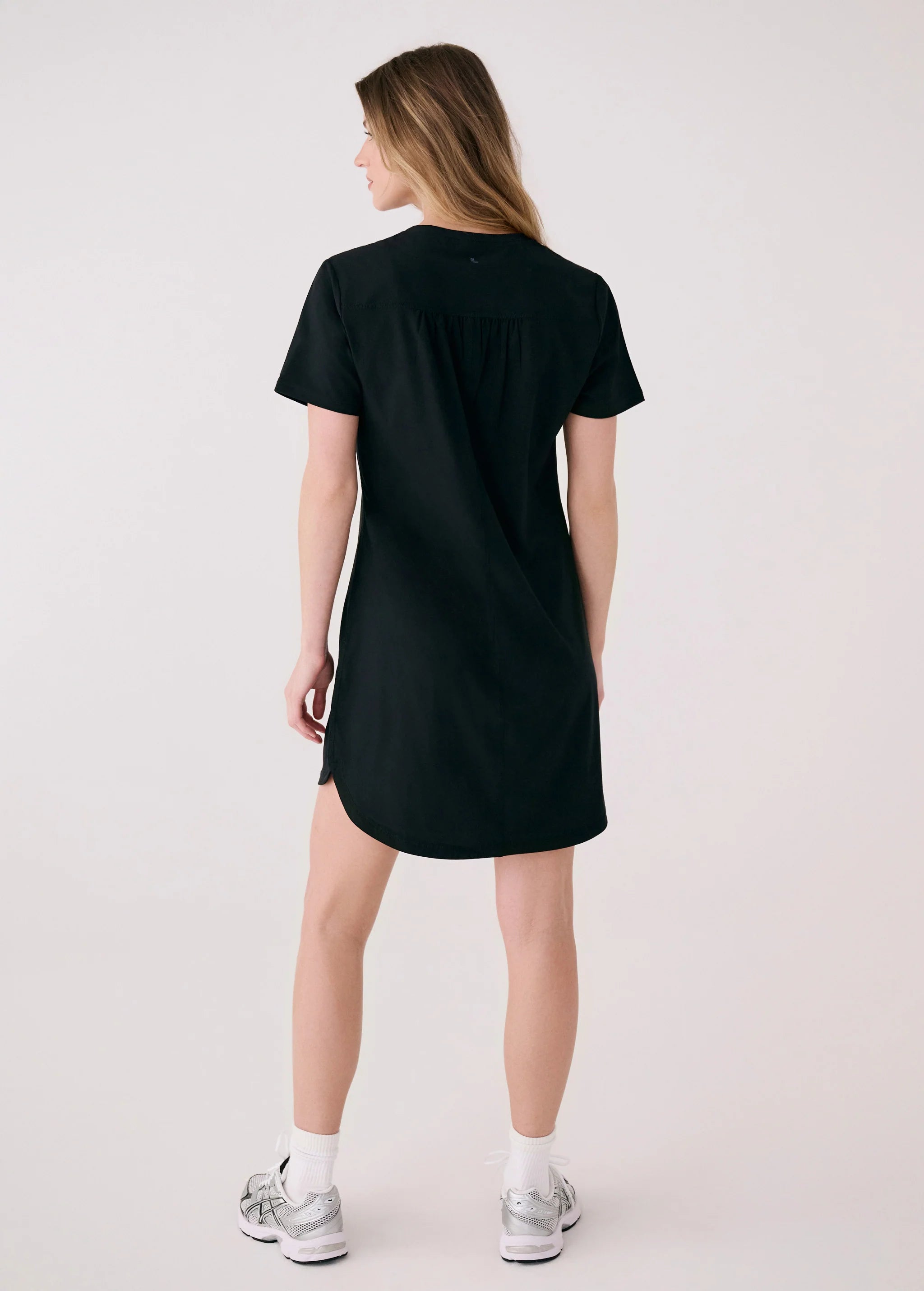 LOLË ROBE OLIVIE V-NECK - FEMME