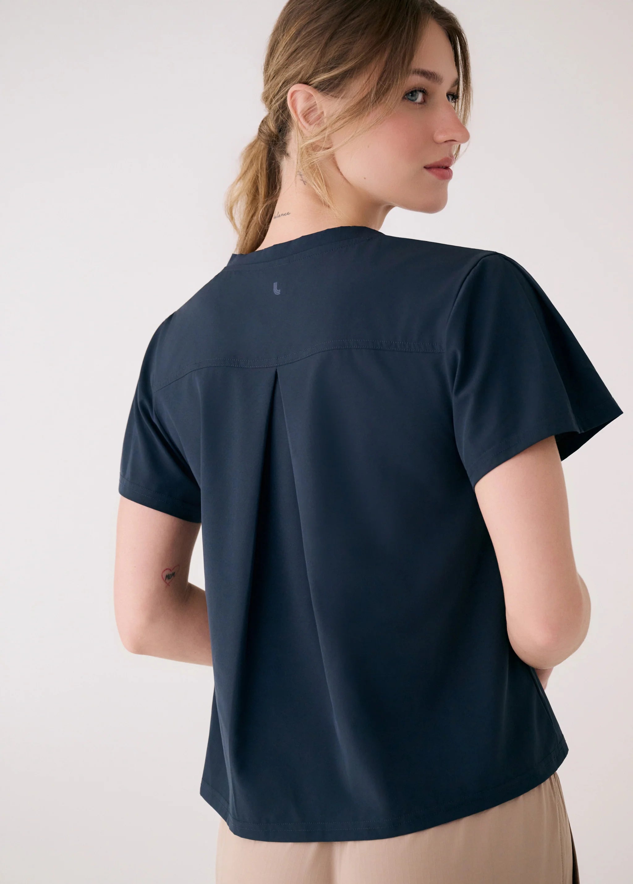 LOLË T-SHIRT OLIVIE V-NECK - FEMME